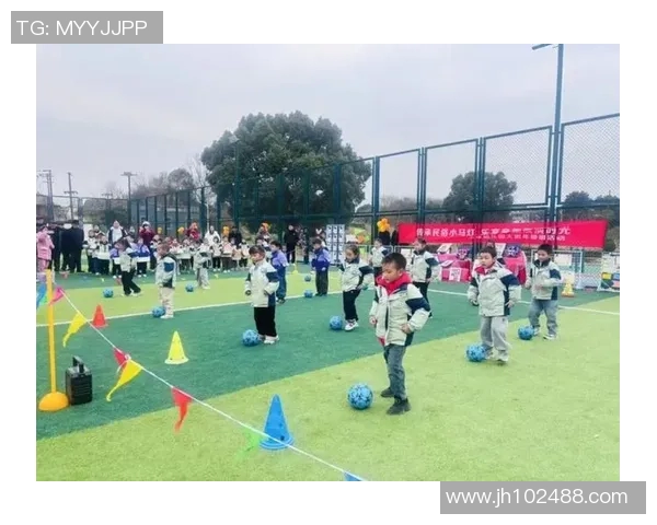 小朋友们热情模仿足球明星庆祝动作展现童趣与运动热情 小朋友们热情模仿足球明星庆祝动作展现童趣与运动热情